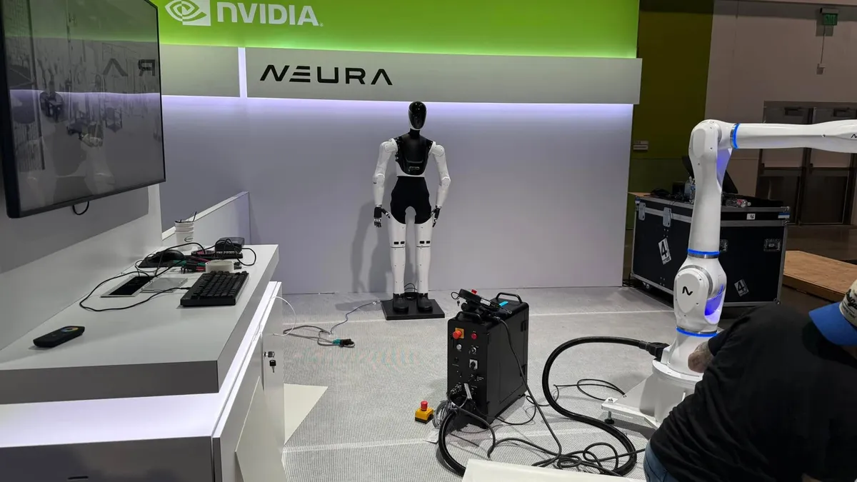 준비 중인 GTC 전시장, 검은 천막이 쳐진 NVIDIA 부스