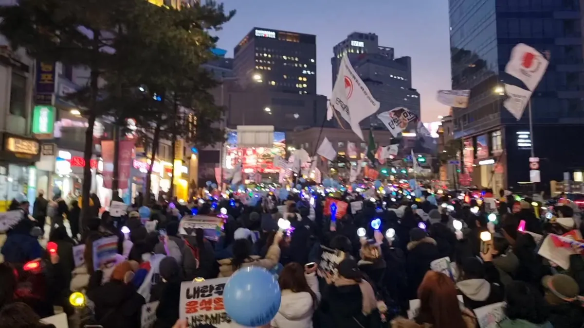 경복궁역 출구 앞 집회 물품 나눔 현장