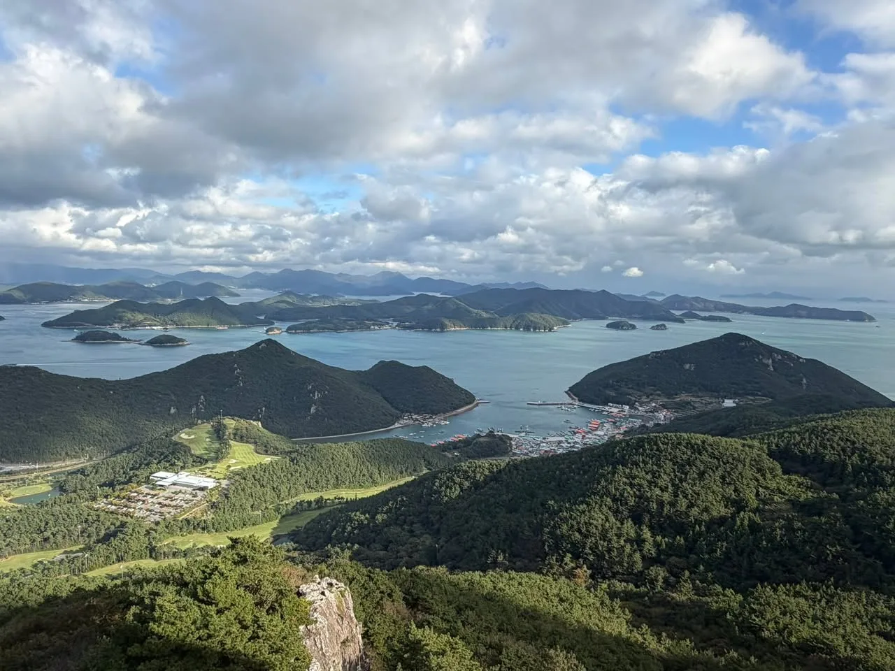 미륵산 정상에서 본 한산도 앞바다 게시물에 첨부된 사진