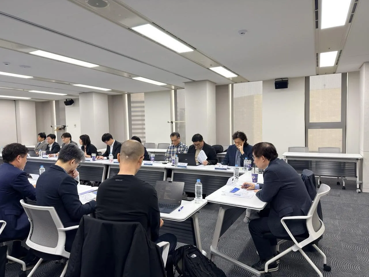 이상주의와 현실주의 사이에서 대안을 게시물에 첨부된 사진