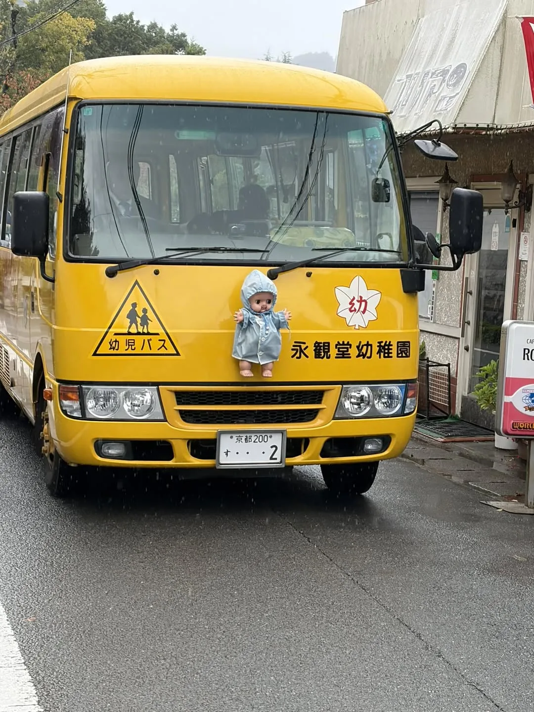 유치원 버스 앞에 붙은 인형, 왜 그럴까 게시물에 첨부된 사진