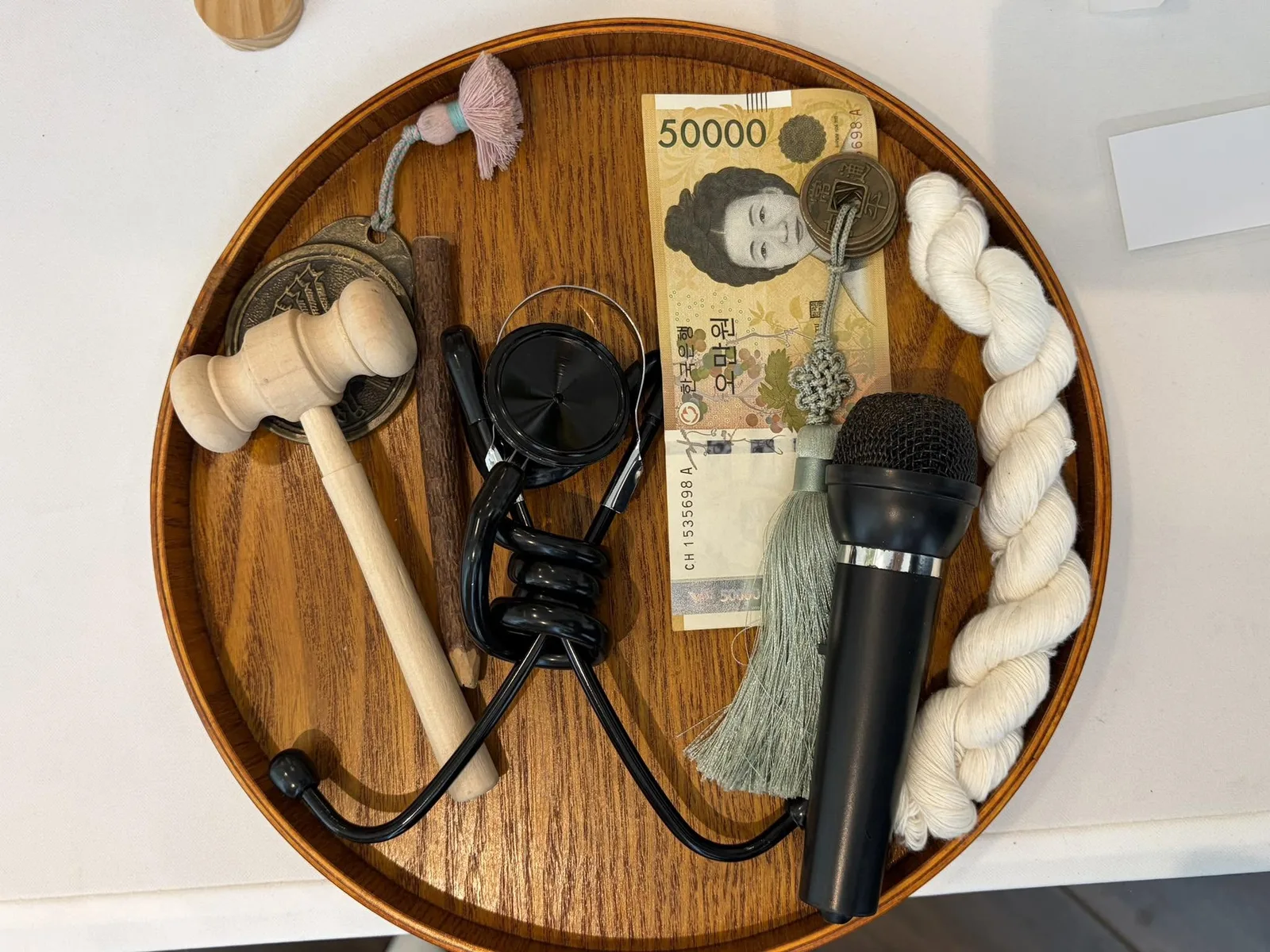 돈도 청진기도 판사봉도 싫다, 결국 마이크를 게시물에 첨부된 사진