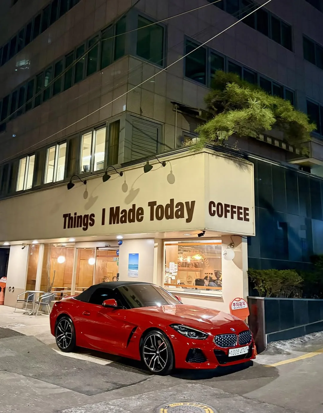 동네 어귀 카페 앞 멋진 빨간차 게시물에 첨부된 사진