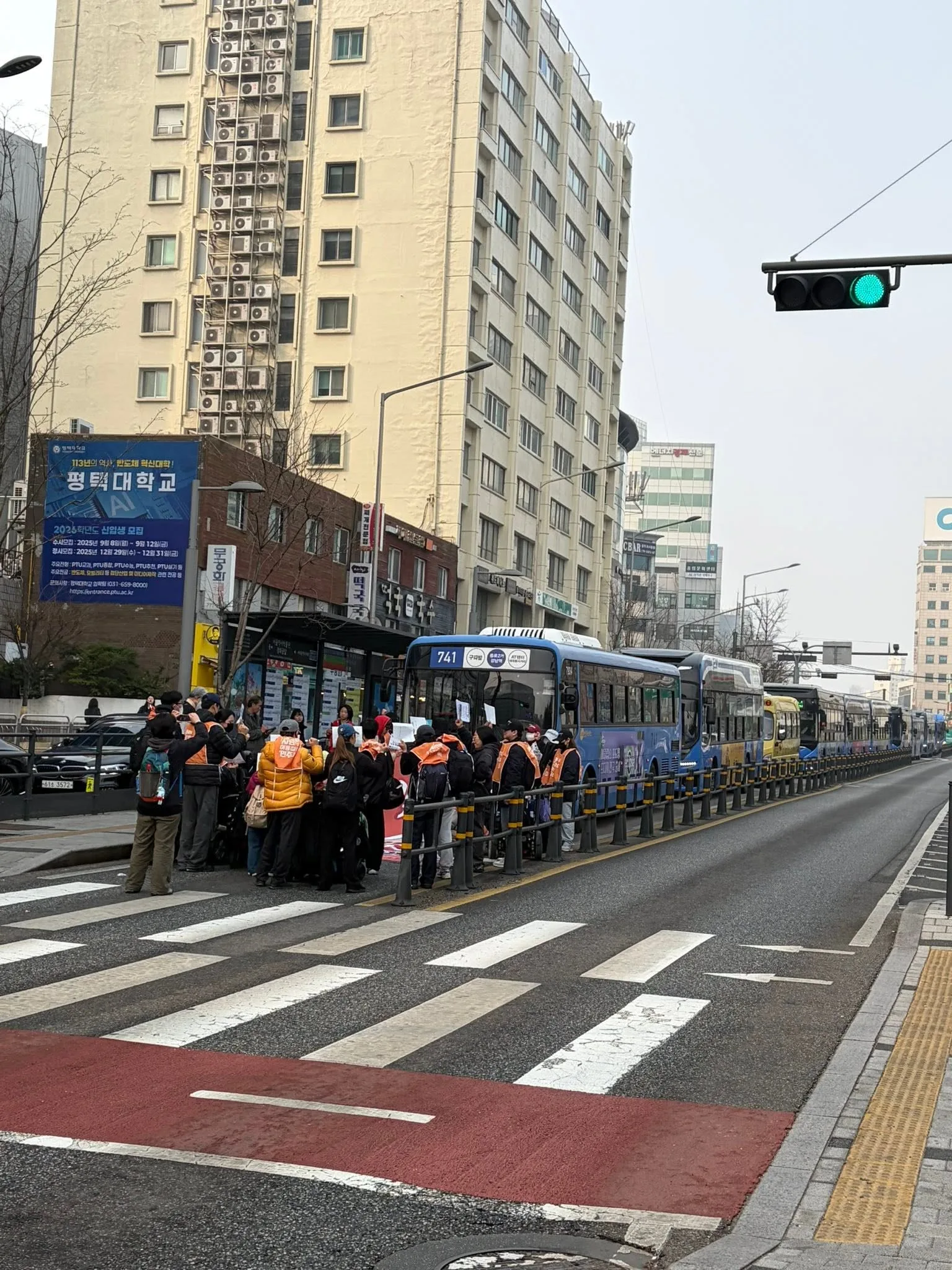 버스 포기하고 걸어가는 걸로 첨부 사진 2