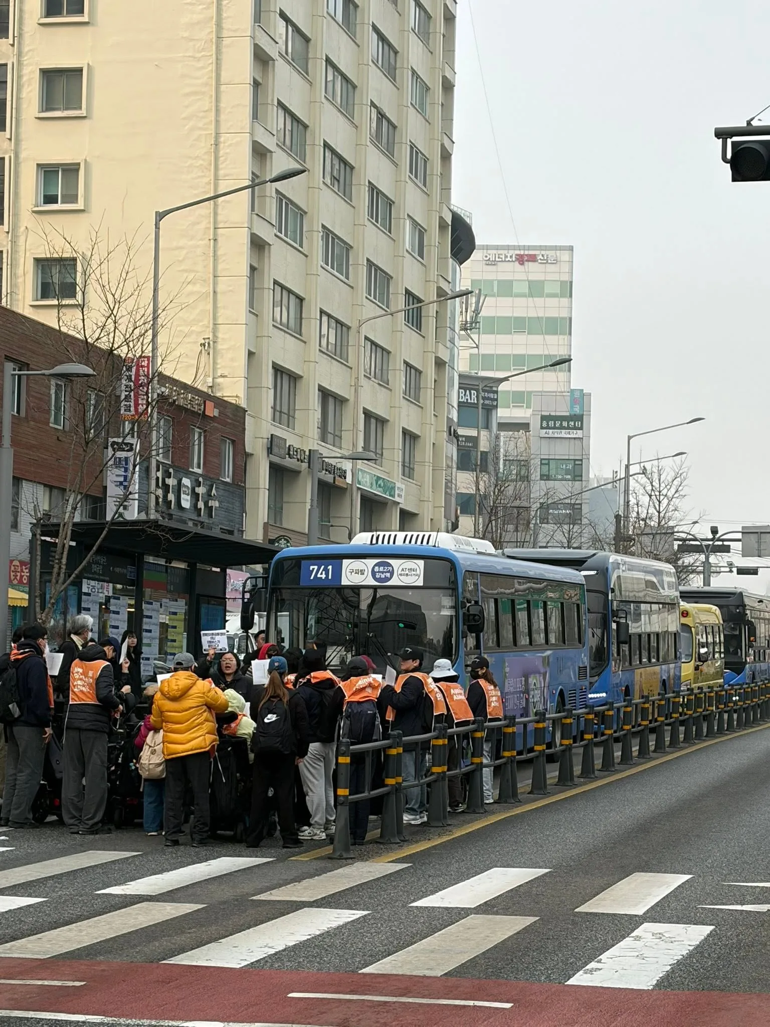 버스 포기하고 걸어가는 걸로 첨부 사진 4