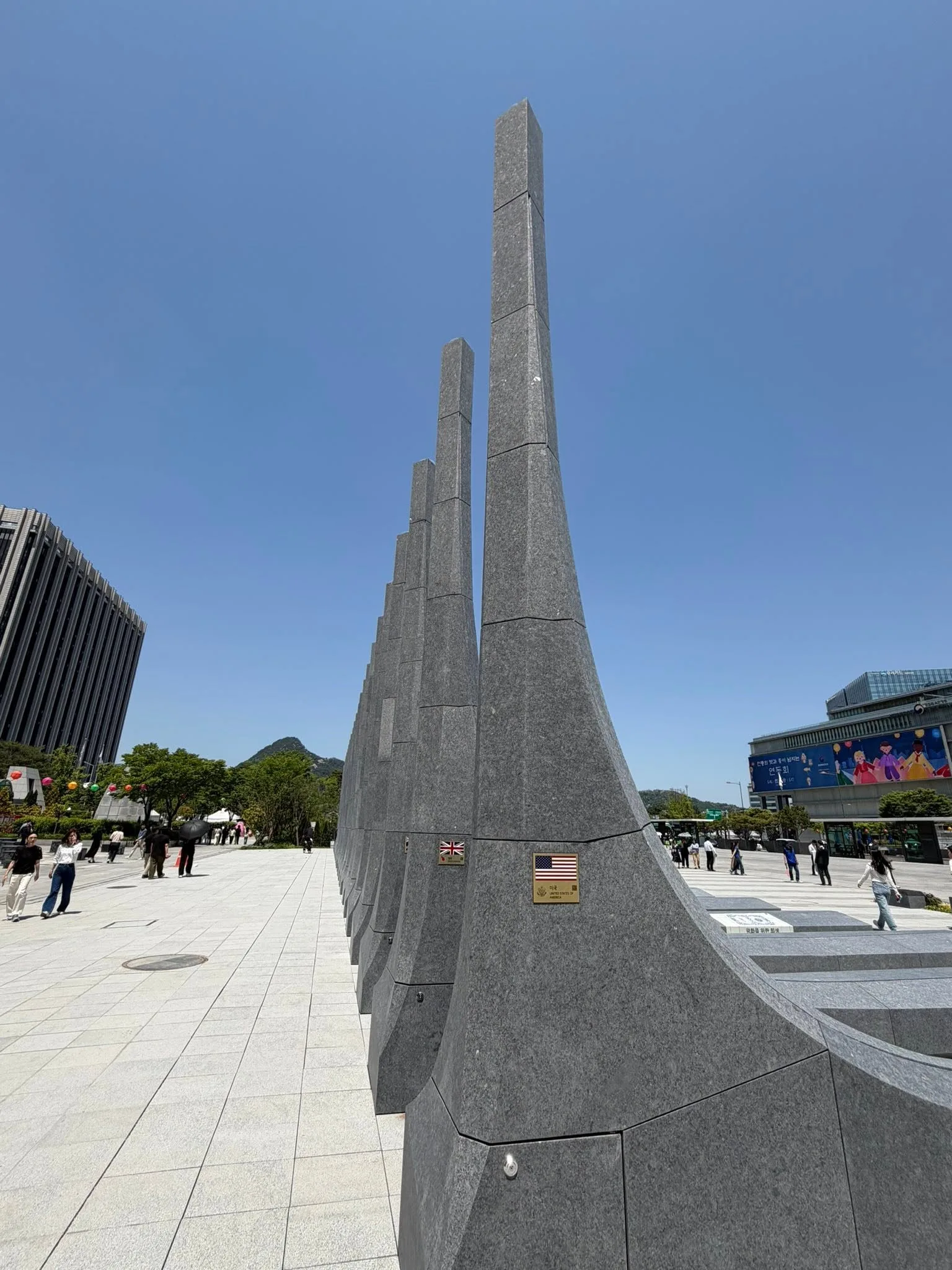 시민의 광장에 두 개의 흉물이 침범했다 첨부 사진 4