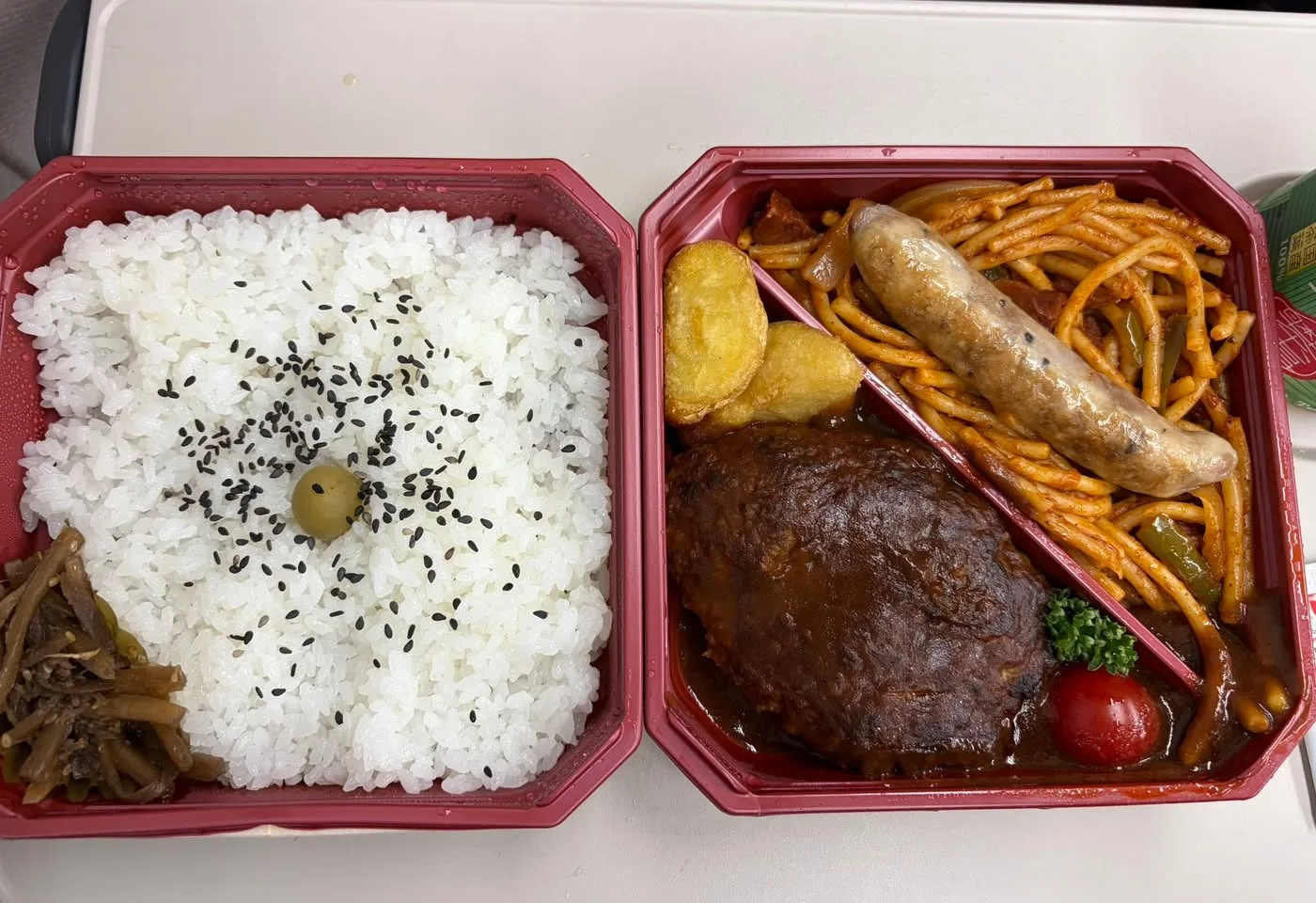 신칸센에서 에키벤으로 늦은 점심 게시물에 첨부된 사진