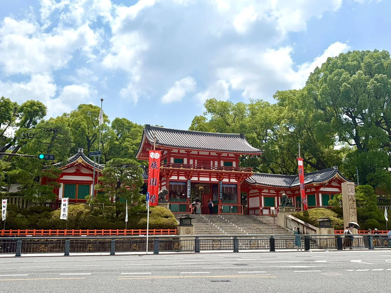 차가 없을 때의 야사카 신사 전경 게시물에 첨부된 사진